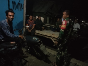 Babinsa Koramil Pekat Intensifkan Patroli Malam di Dusun Nusantara