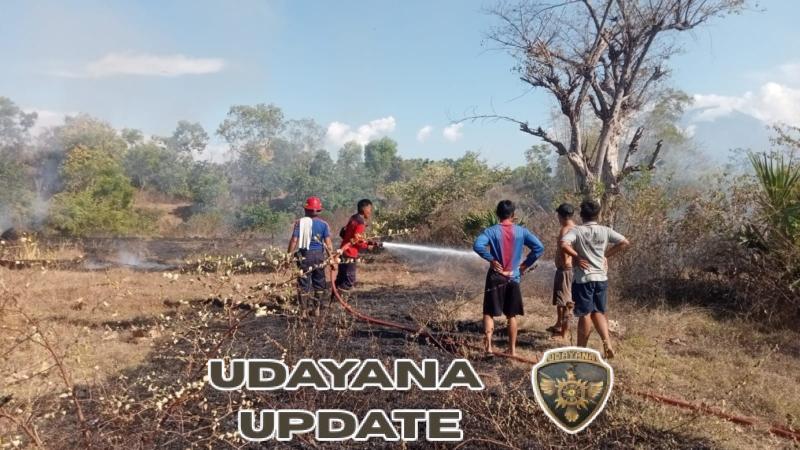 Babinsa 1623-08/Kubu Desa Tianyar Tengah bersama Damkar berjibaku padamkan api kebakaran lahan.