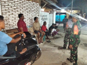 Babinsa Sertu Saifullah Pimpin Patroli Siskamling di Desa Sangia, Kecamatan Sape