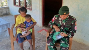 Satgas Pamtas Yonarmed 12 Kostrad Bagikan Telur Rebus Gratis, Wujud Kepedulian Cegah Stunting di Perbatasan