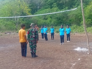 Babinsa Sertu Andre T. Latih Siswa SMA Nusa Lontar Tata Upacara Sipil