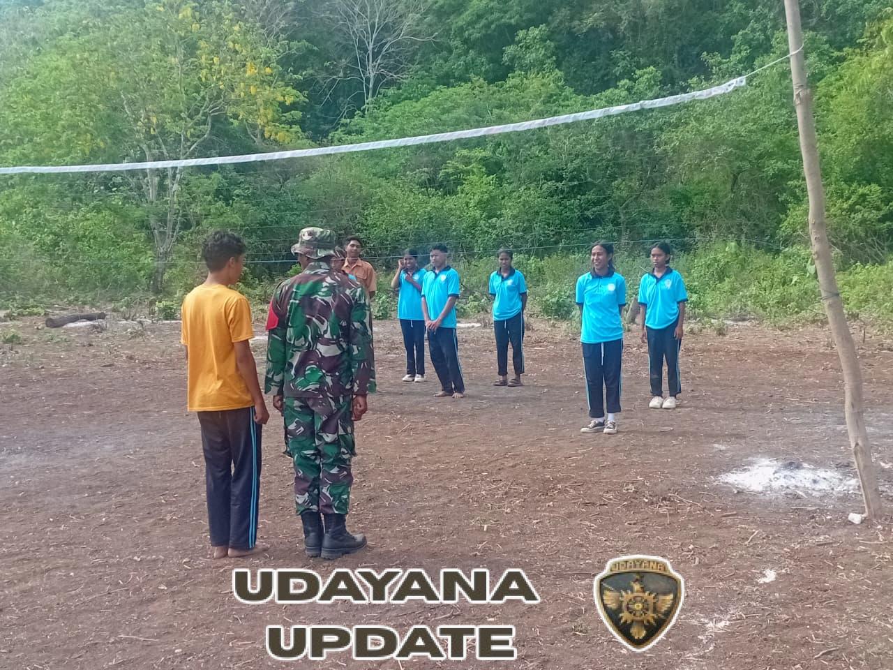 Babinsa Sertu Andre T. Latih Siswa SMA Nusa Lontar Tata Upacara Sipil