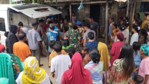 Babinsa Koramil 1627-02/Pantai Baru Bersama Warga Bantu Keluarga Duka di Desa Papela