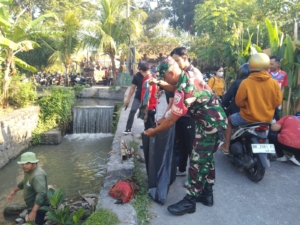 Babinsa dan Warga Gotong Royong Jaga Kebersihan dan Keindahan Lingkungan