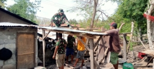 Gotong Royong Babinsa Naikliu Bangun Dapur Layak Untuk Warga