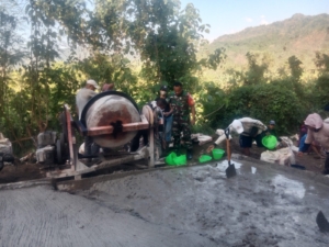 Babinsa Koramil 1602-01/Ende Bersama Warga Kolikapa Perbaiki Jalan Desa