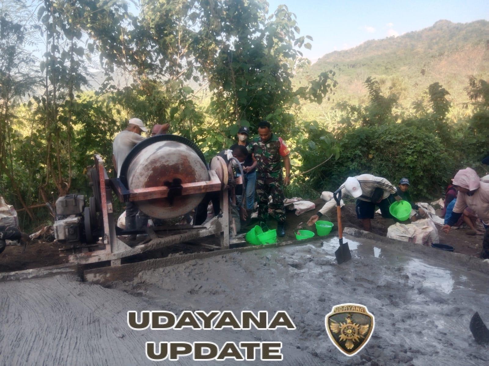 Babinsa Koramil 1602-01/Ende Bersama Warga Kolikapa Perbaiki Jalan Desa