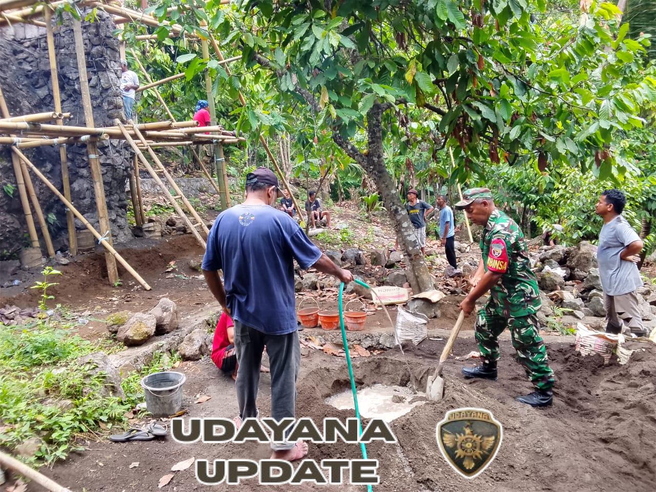 Babinsa Ende Timur Bersama Umat Stasi Detimbawa Gotong Royong Bangun Gua Maria