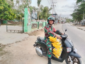 Babinsa Koptu Alis Sinlae Gelar Penjualan Beras SPHP di Kelurahan Mokdale