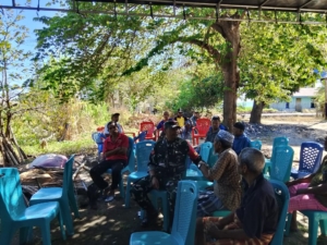 Babinsa Koptu Sahlan Tingkatkan Komsos dan Pamwil di Desa Ngalukoja