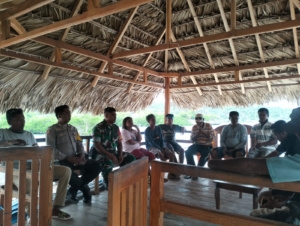 Babinsa dan Bhabinkamtibmas Mediasi Keributan Antarkelompok Ojek di Oeseli