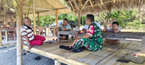 Tingkatkan Keamanan Wilayah, Babinsa Laksanakan Pamwil dan Komsos Bersama Warga Nelayan di Nangapanda