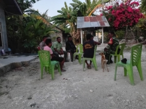 Babinsa Serka Janry Selanno Laksanakan Komsos dan Pantau Wilayah di Desa Oebatu