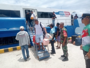 Piket Koramil 1627-01/Baa Pantau Arus Penumpang di Pelabuhan Ba’a