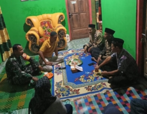 Komsos Babinsa di Monta Tingkatkan Waspada Pencurian dan Keonaran