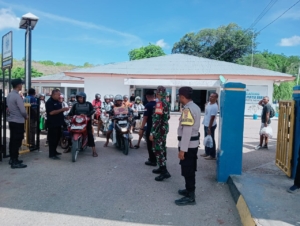 Piket Koramil 1627-02/Pantai Baru Pantau Aktivitas Bongkar Muat di Pelabuhan ASDP Ofalangga