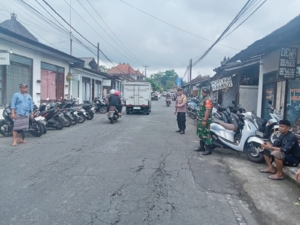 Babinsa Tegallalang Hadir Dukung Pengamanan Upacara Manusa Yadnya