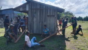 Babinsa Pekat Galakkan Gotong Royong Bersama Warga Soritatanga