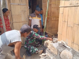 Babinsa Koramil 1603-04/Kewapante Dukung Pembangunan Bak Penampung Air di Desa Watukobu