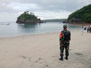Babinsa Koramil Nusa Penida Gelar Patroli Di Obyek Wisata Pantai Crystal Bay