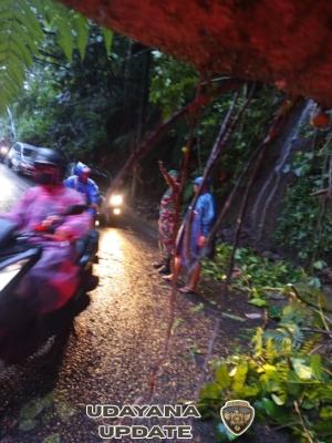 Cegah Kemacetan, Babinsa Keliki Turun Langsung Atur Lalu Lintas