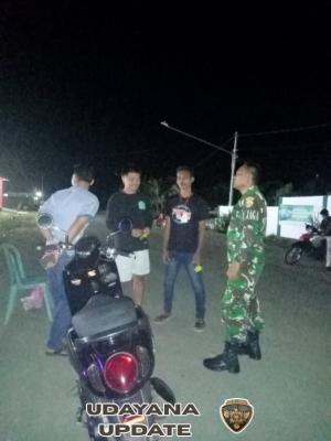 Babinsa Poto Tano Menyapa Malam, Menebar Rasa Aman di Tengah Masyarakat