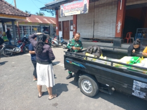 TNI Hadir di Tengah Rakyat, Koramil Banjar Gelar Pasar Murah Beras SPHP di Desa Gobleg
