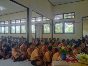 Babinsa Dapdap Putih Jadi Tamu Kehormatan di HUT Ke-43 SMPN 2 Busungbiu, Sampaikan Pesan Jauhi Narkoba dan Bullying