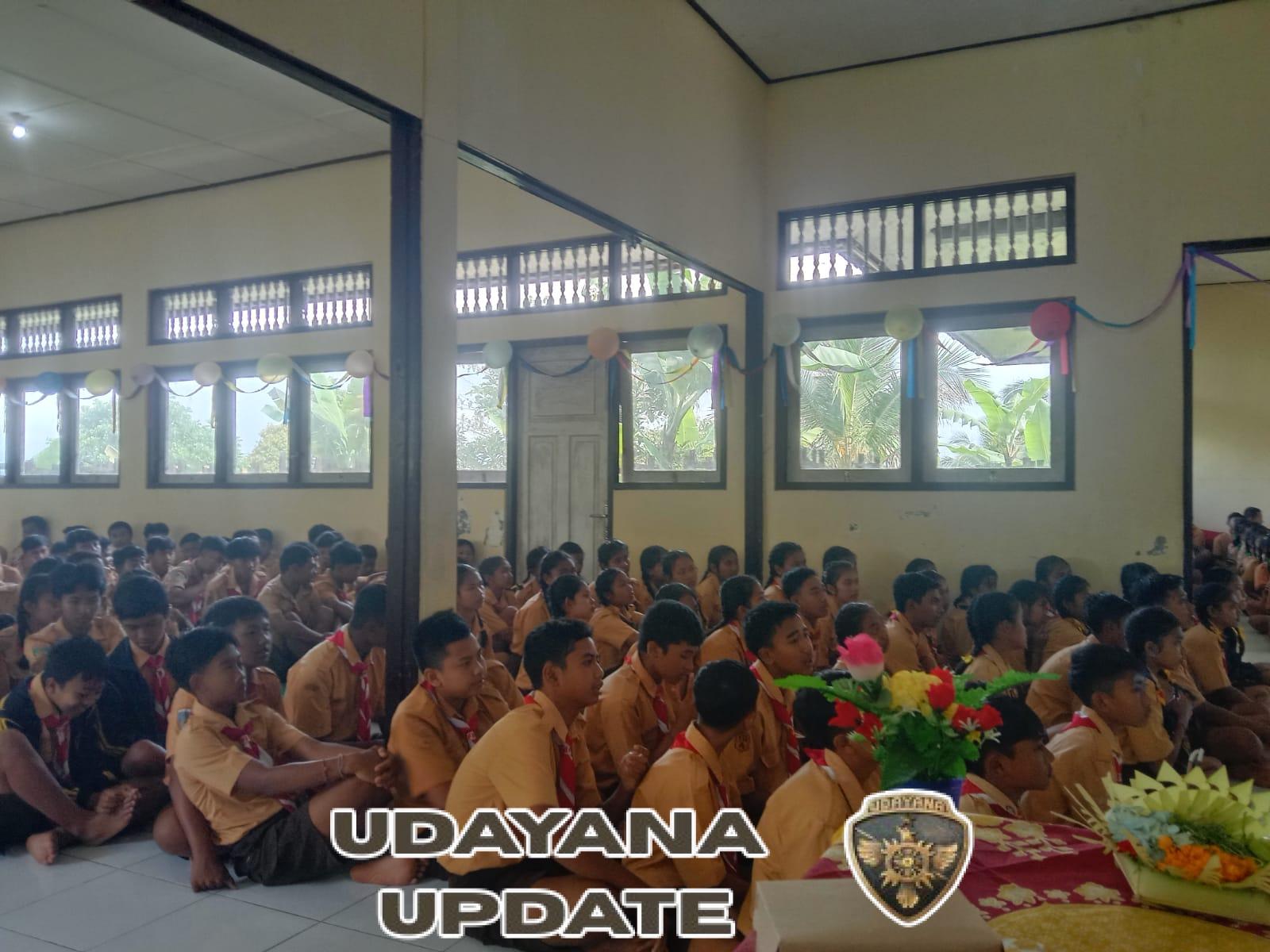 Babinsa Dapdap Putih Jadi Tamu Kehormatan di HUT Ke-43 SMPN 2 Busungbiu, Sampaikan Pesan Jauhi Narkoba dan Bullying