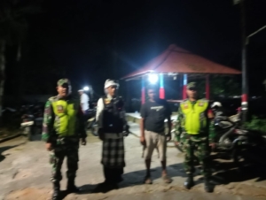 Tingkatkan Keamanan Lingkungan, Babinsa dan Pecalang Gelar Patroli Siskamling Malam Hari di Sawan