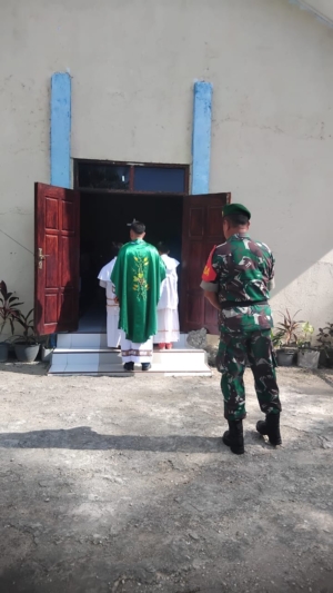 Babinsa Sertu Petrus Gudu Amankan Ibadah Minggu di Gereja Santo Fransiskus Xaverius Batutua