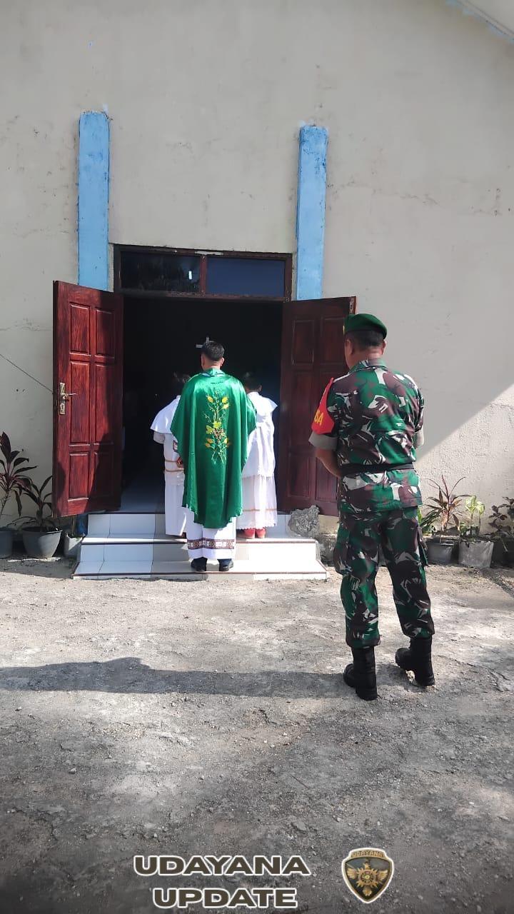 Babinsa Sertu Petrus Gudu Amankan Ibadah Minggu di Gereja Santo Fransiskus Xaverius Batutua