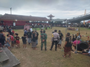 Babinsa Desa Seraya bersinergi amankan Gebug Ende Seraya Culture Festival Tahun 2025 dan Pameran UMKM.