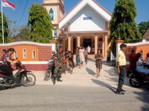 Babinsa Koramil 1627-01/Ba’a Laksanakan Pengamanan Ibadah Minggu di Gereja Efata Lekioen