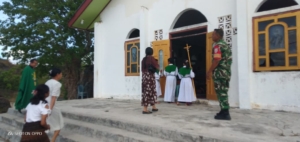 Babinsa Koramil 1627-02/Pantai Baru Amankan Ibadah Misa di Gereja Katolik St. Petrus Olafulihaa