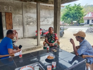 Babinsa Detusoko Intensifkan Komsos dan Monitoring di Desa Welamosa