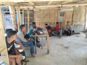 Babinsa Koramil 1602-03/Detusoko Perkuat Keamanan dan Ketertiban di Desa Ndenggarongge