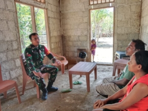 Babinsa Batutua Laksanakan Komsos dan Monitoring di Desa Temas