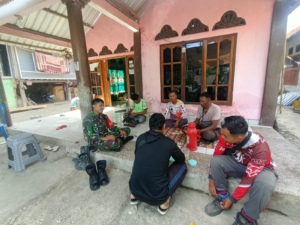 Tingkatkan Kepedulian Lingkungan, Babinsa Seteluk Rea Gelar Komsos di Desa Binaan