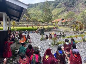 Satgas Yonif 743/PSY Hadirkan Berkat dan Harapan Baru di Tanah Puncak Jaya