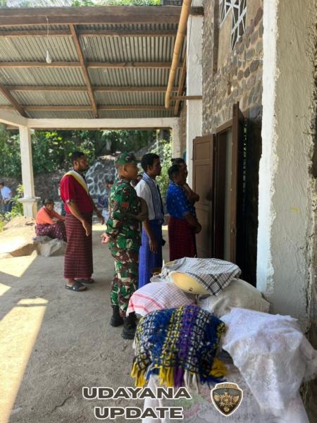 Wujud Kepedulian TNI, Babinsa Amankan Ibadah Misa Minggu di Desa Alap Atadei