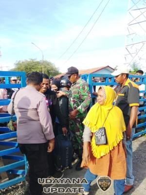 Wujud Kepedulian TNI, Babinsa Laksanakan PAM Fasilitas Umum di Pelabuhan Lewoleba