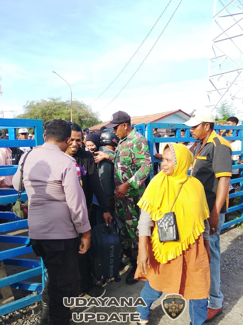Wujud Kepedulian TNI, Babinsa Laksanakan PAM Fasilitas Umum di Pelabuhan Lewoleba