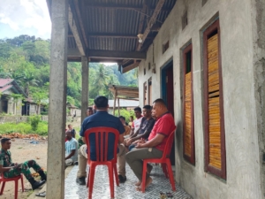 Babinsa Koramil 1602-01/Ende Jalin Komsos, Warga Wolokaro Sambut Positif