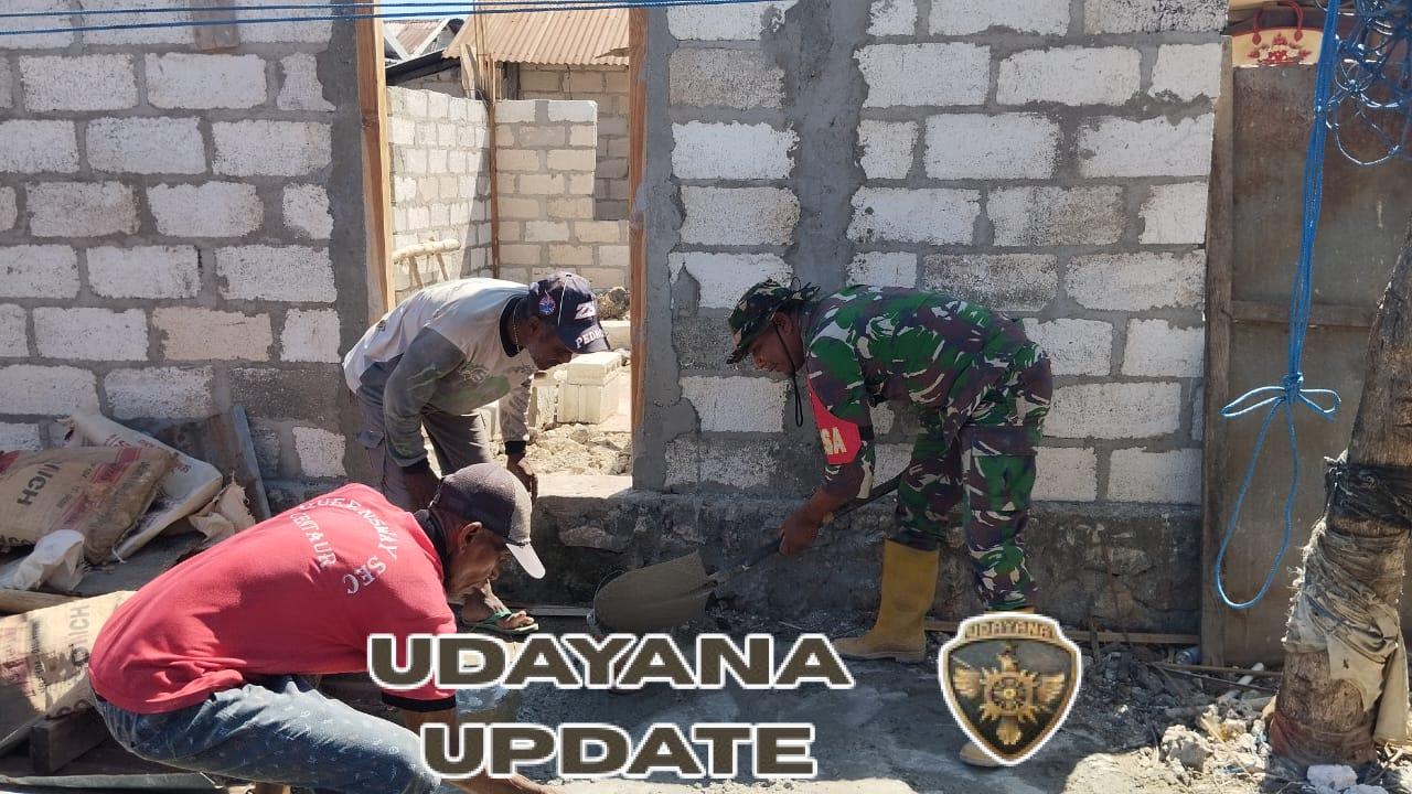 Babinsa Pantai Baru Bantu Warga Bangun Rumah di Desa Papela