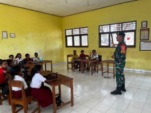 Pembagian Bubur Kacang Hijau di SD dan SMP Netemnanu oleh Satgas Pamtas Yonarhanud 2 Kostrad