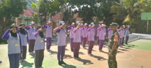 Semangat Nasionalisme! Babinsa Desa Labuhan Alas Latih Baris-Berbaris Siswa SMA Negeri 1 Alas Barat