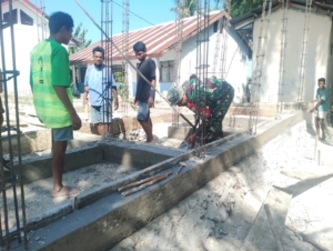 Babinsa Koramil 02/Walakaka Wujudkan Kepedulian Lewat Gotong Royong Pembangunan Sekolah