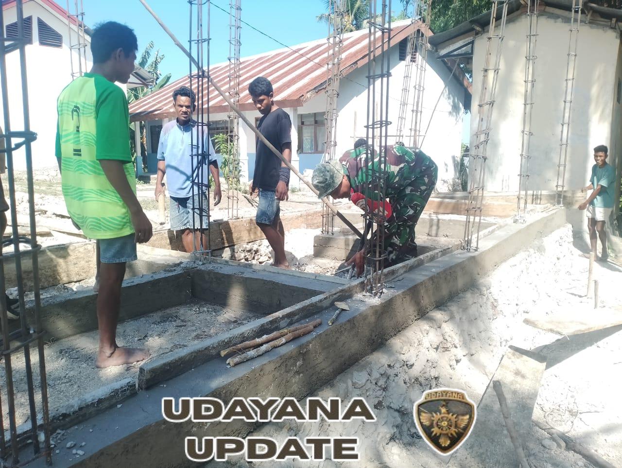 Babinsa Koramil 02/Walakaka Wujudkan Kepedulian Lewat Gotong Royong Pembangunan Sekolah