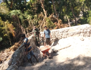 Penuh Semangat Kebersamaan, Babinsa Pahunga Lodu Ikut Bangun Pondasi Rumah Warga
